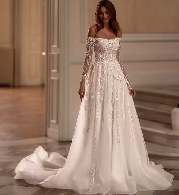 Schulterfreies Langarm A Linie Brautkleid Erin mit Blumen Applikationen und&nbsp;Schleppe