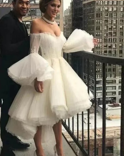 Schulterfreies Langarm Vokuhila Brautkleid Julianna