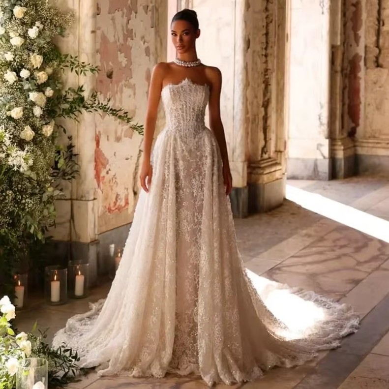 Schulterfreies Prinzessin Brautkleid Isabelle mit Stickereien Perlen und&nbsp;Schleppe