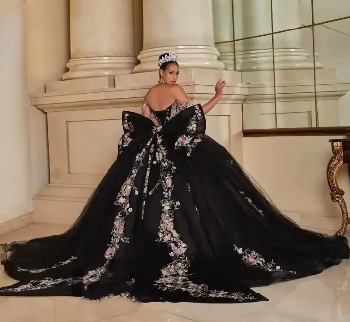 Schulterfreies Prinzessin Brautkleid Janka in Schwarz mit Blumen&nbsp;Stickereien