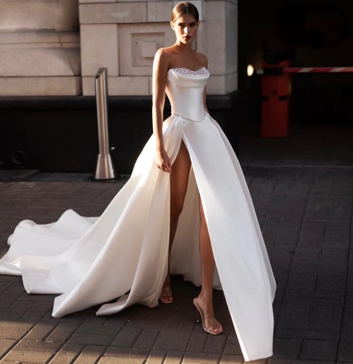 Schulterfreies Satin Cut Out Brautkleid Andrina mit&nbsp;Pailletten