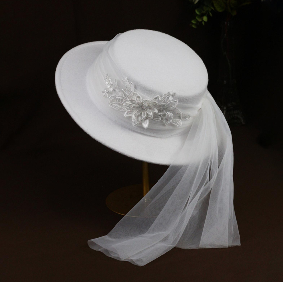 Bachelorette Brauthut in Weiß mit&nbsp;Blume