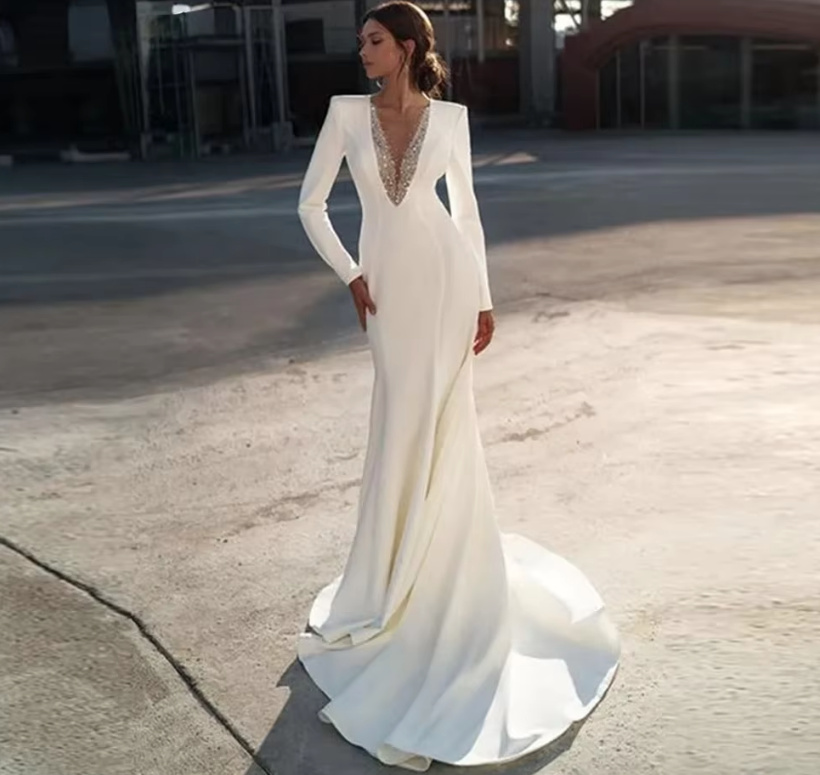 Fit and Flare Langarm Brautkleid Alexa mit Pinselschleppe und V&nbsp;Ausschnitt