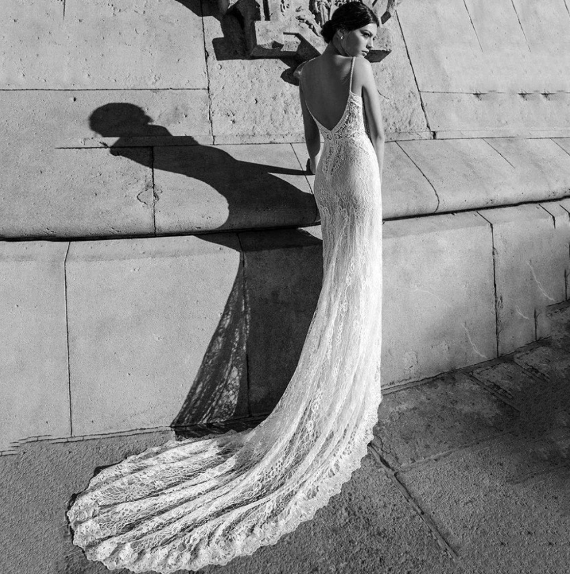 Spaghettiträger Sexy Brautkleid aus Spitze mit&nbsp;Schleppe