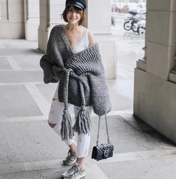 Dicke Baumwolle Strickjacke zum Schnürren in&nbsp;Silber