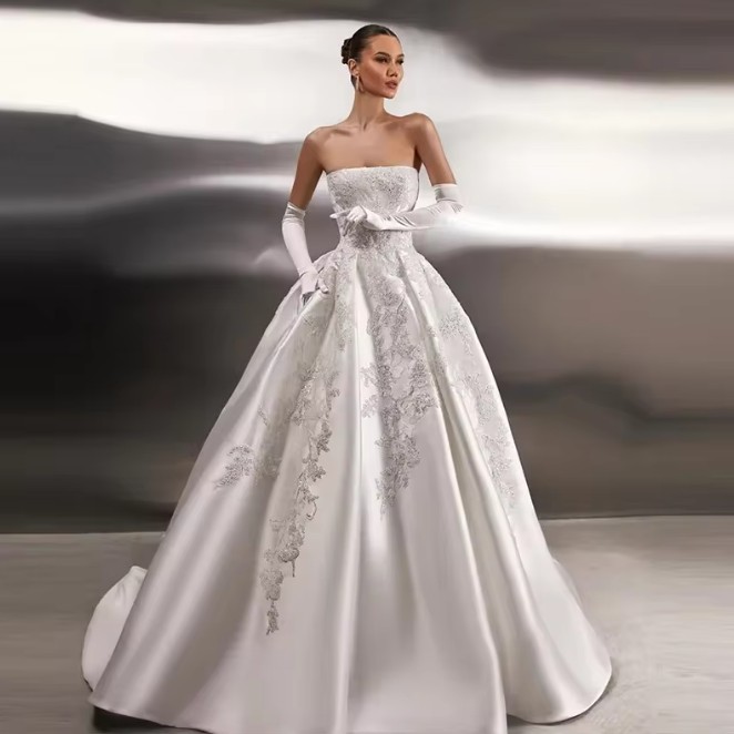 A Linie Brautkleid Eyvette mit Stickereien und&nbsp;Schleppe