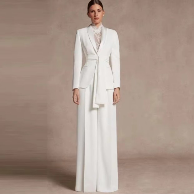 Standesamt Outfit Weißer Hosenanzug für die&nbsp;Braut