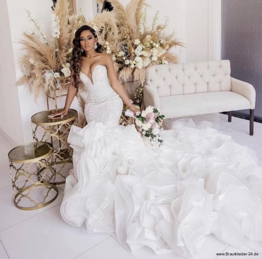 Schulterfreies Meerjungfrau Brautkleid Elenor mit Perlen Applikationen und Rüschen&nbsp;Schleppe