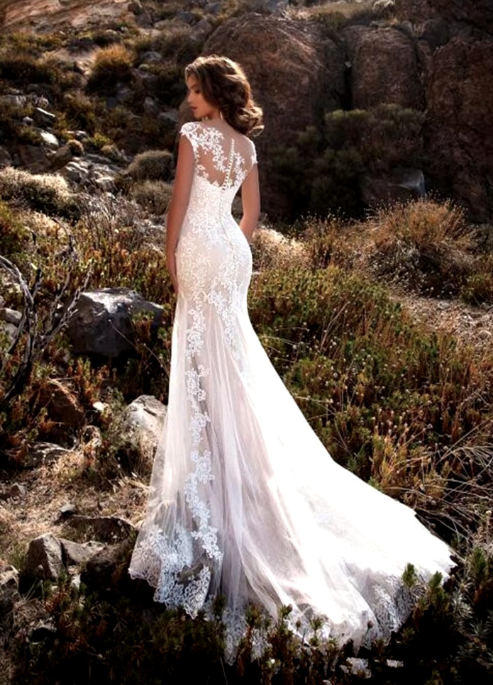 Modernes Fit and Flare Brautkleid Carmina mit Blumenspitze und&nbsp;Schleppe