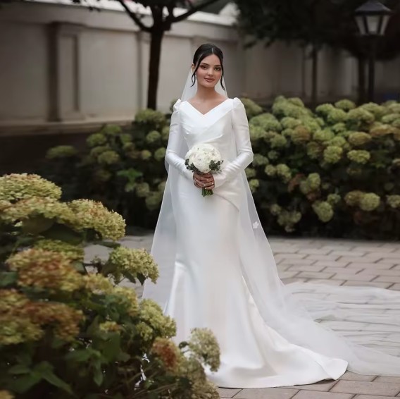 Langarm Satin Brautkleid Elena mit V Ausschnitt und&nbsp;Schleppe