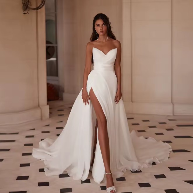 Schulterfreies Organza Brautkleid Eluana mit Sexy Schlitz und&nbsp;Schleppe