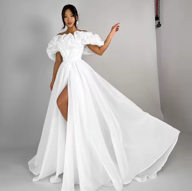 Schulterfreies Organza Brautkleid Estefania mit Sexy Schlitz und&nbsp;Rüschen