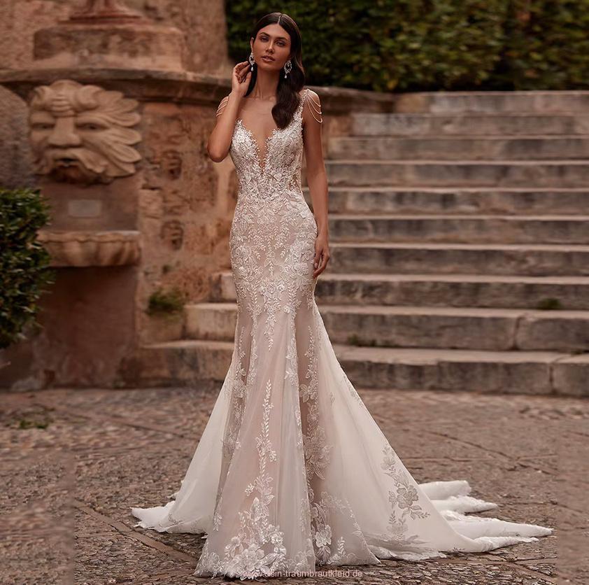 Fit and Flare Brautkleid Ciara mit Spitze Schleppe und Perlen&nbsp;Kette