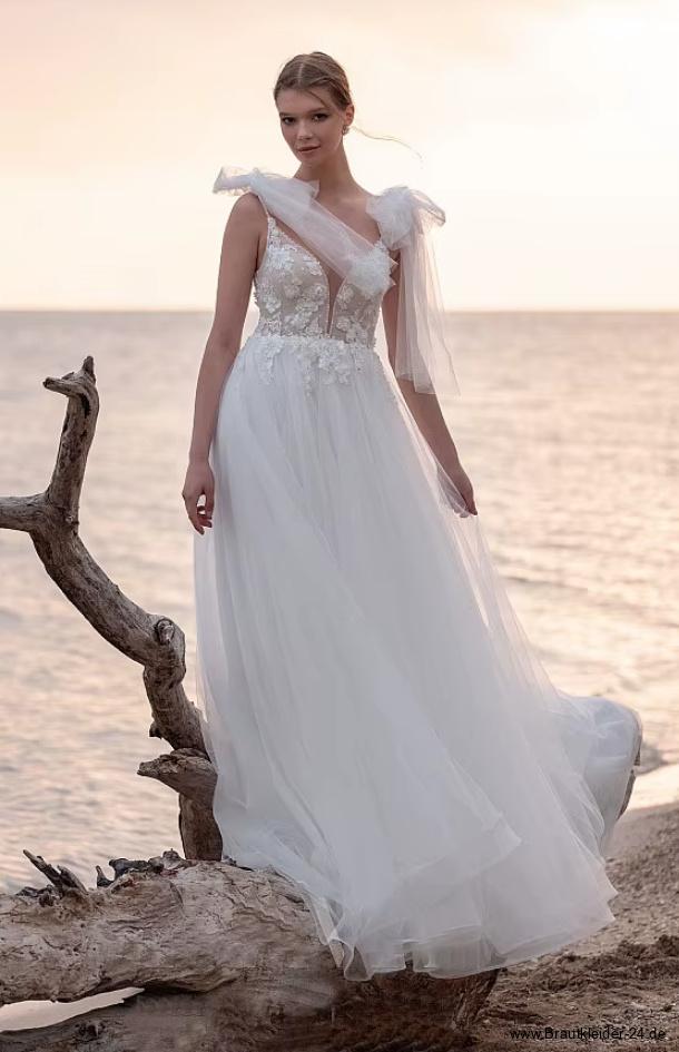 A Linie Tüll Brautkleid Floria mit V Ausschnitt und Blumen&nbsp;Applikationen