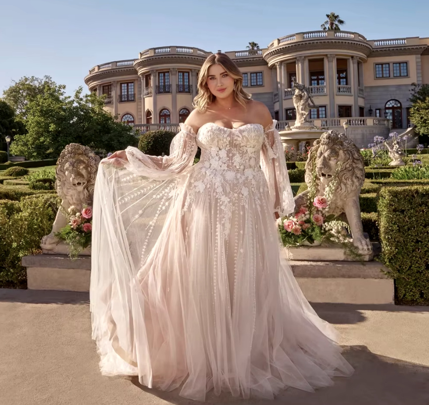 Schulterfreies Curvy Brautkleid Christiana mit Blumenspitze und Tüll&nbsp;Ärmel