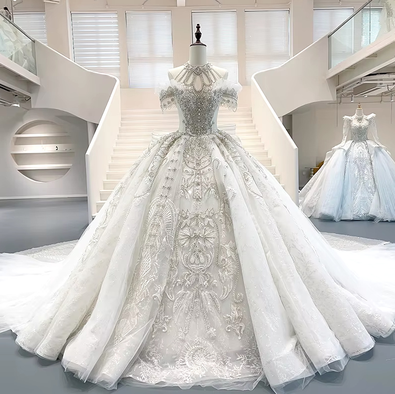 Luxus Brautkleid Celestine mit Neckholder Träger Spitze Perlen Pailletten Stickereien und Kathedral&nbsp;Schleppe