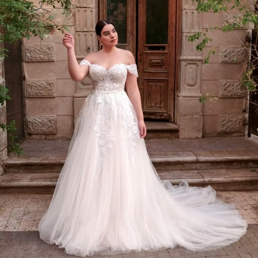 Klassisches Schulterfreies Plus Size Brautkleid Charlot mit&nbsp;Schleppe