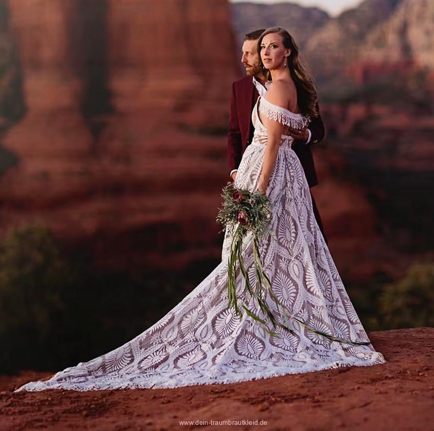 Schulterfreies Boho Style Brautkleid Davide aus Spitze mit&nbsp;Schleppe