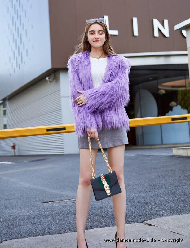 Kurze Plüsch Jacke mit Kapuze in&nbsp;Lila