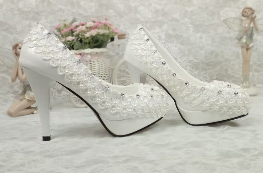 Hochzeitsschuhe Brautschuhe High Pumps Dany mit Spitze Perlen und Knöchelriemen
