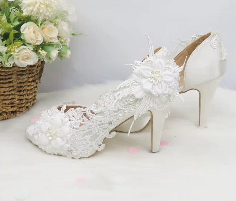 Braut Pumps Brautschuhe Isabel mit Spitze Perlen und&nbsp;Blumen