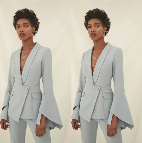 Eleganter Damen Hosenanzug Mit V Ausschnitt und Flare Ärmeln in&nbsp;Silber