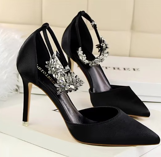 High Heels Stiletto Satin Brautschuhe Inga in Schwarz mit Strass Applikationen