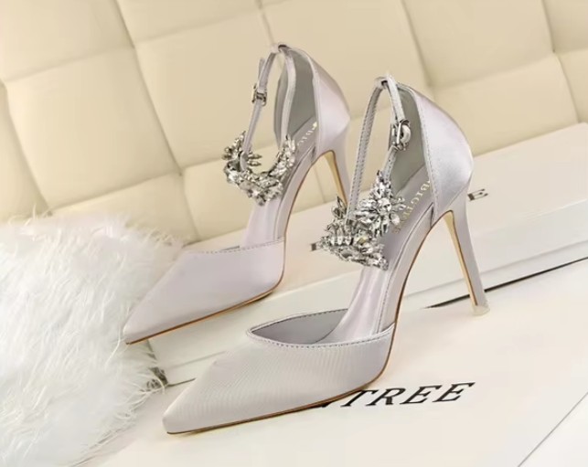 High Heels Stiletto Satin Brautschuhe Inga in Silber mit Strass Applikationen
