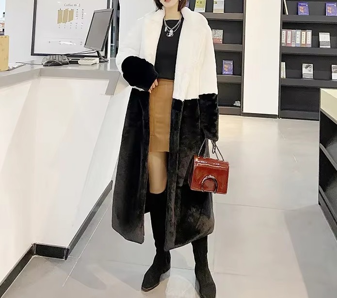 Langer Damen Plüsch Mantel in Kontrastfarben Schwarz Weiß