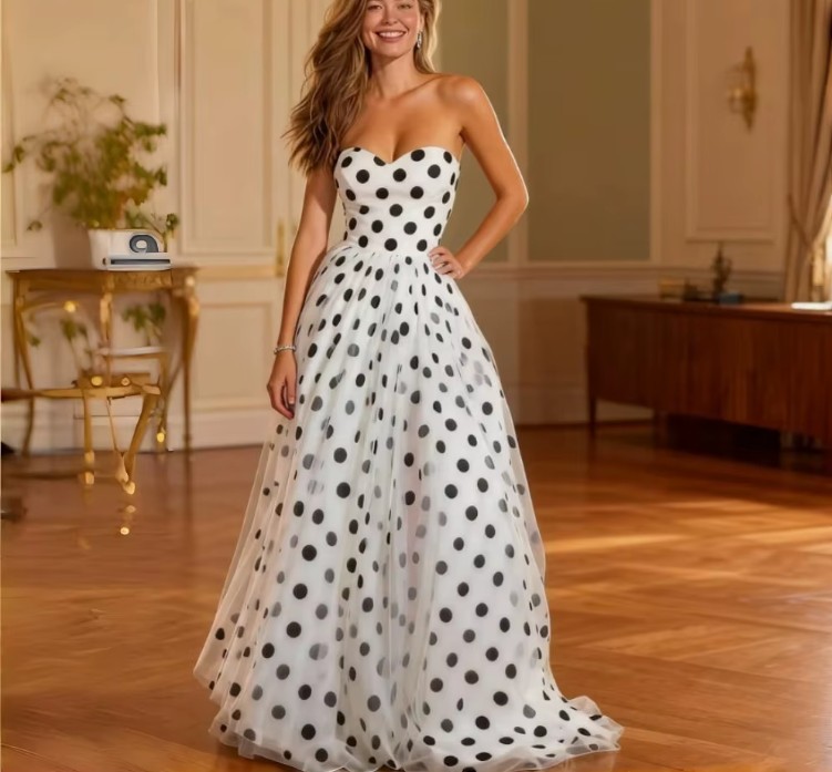 Schulterfreies A Linie Abendkleid in Weiß&nbsp;Gepunktet