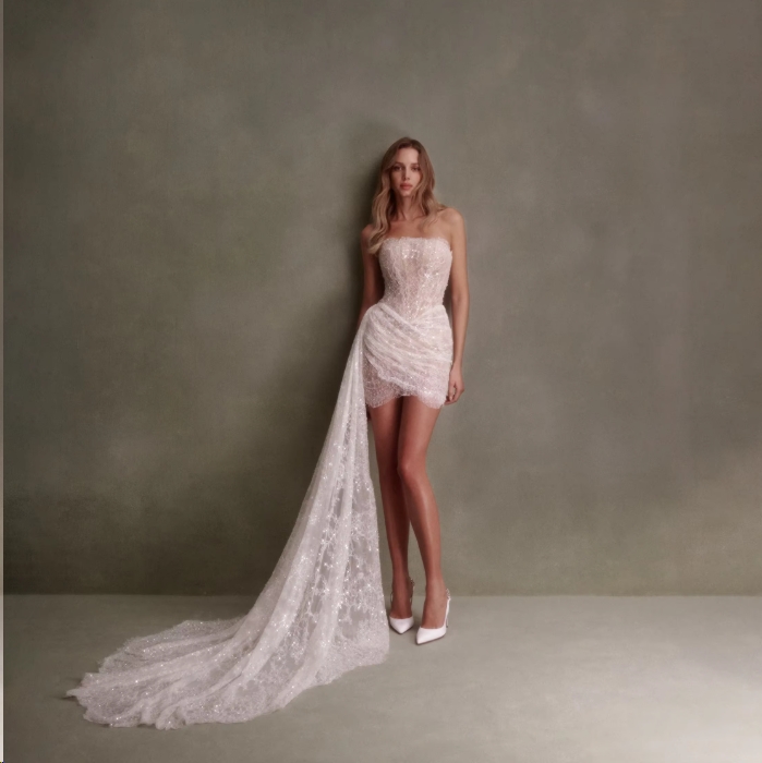 Schulterfreies Mini Glitzer Etui Brautkleid Iolanthe mit Schärpe