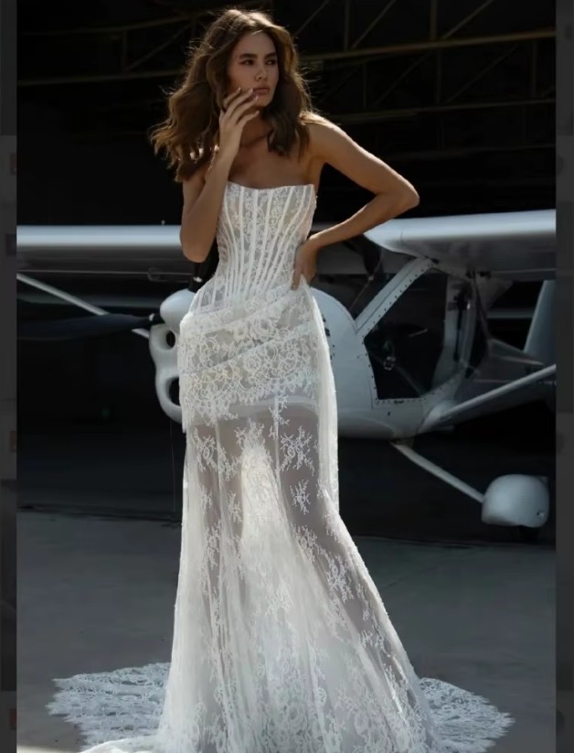 Schulterfreies Sexy Fit and Flare Brautkleid Ioana aus Spitze mit&nbsp;Schleppe