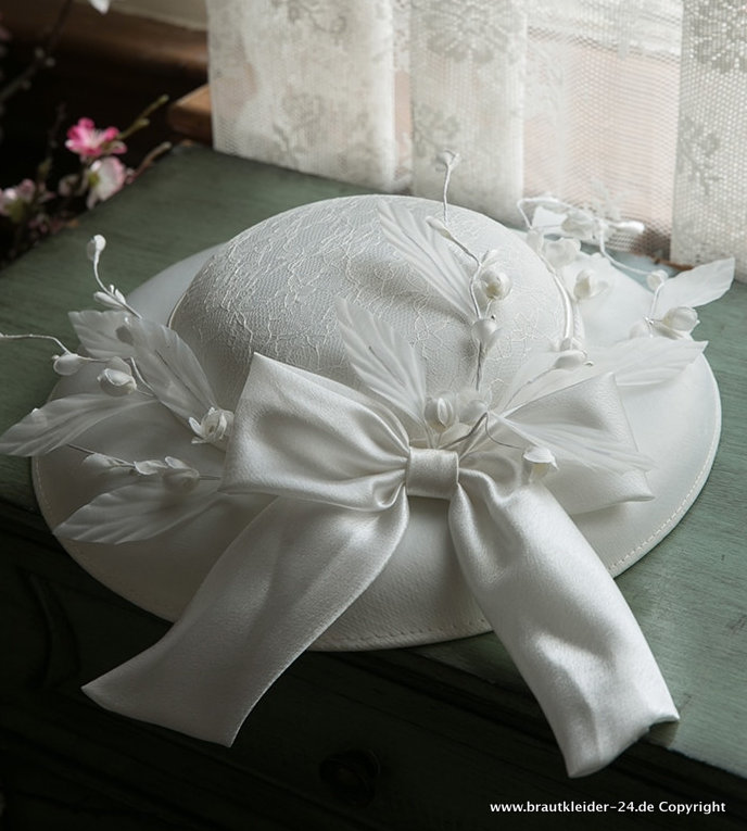 Derby Brauthut Bryanna in Weiß mit Perlen