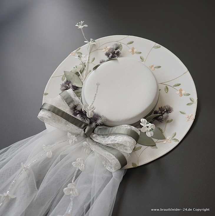 Brauthut Belana mit Tüll und Blumen Stickereien