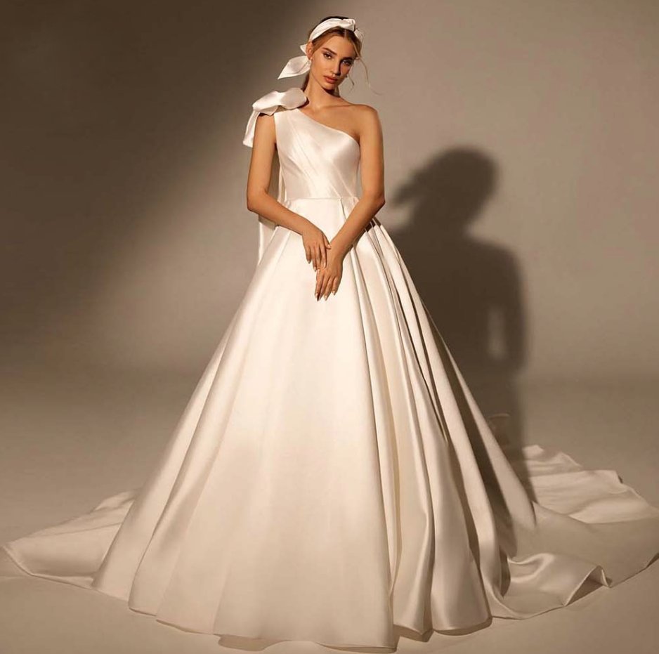 A Linie Brautkleid Alexsandra mit One Shoulder Träger und Schleppe in Ivory