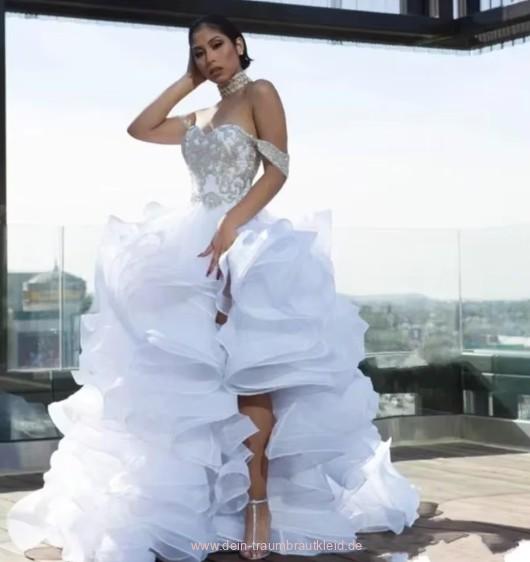 Schulterfreies Rüschen Brautkleid mit Schlitz und Schleppe