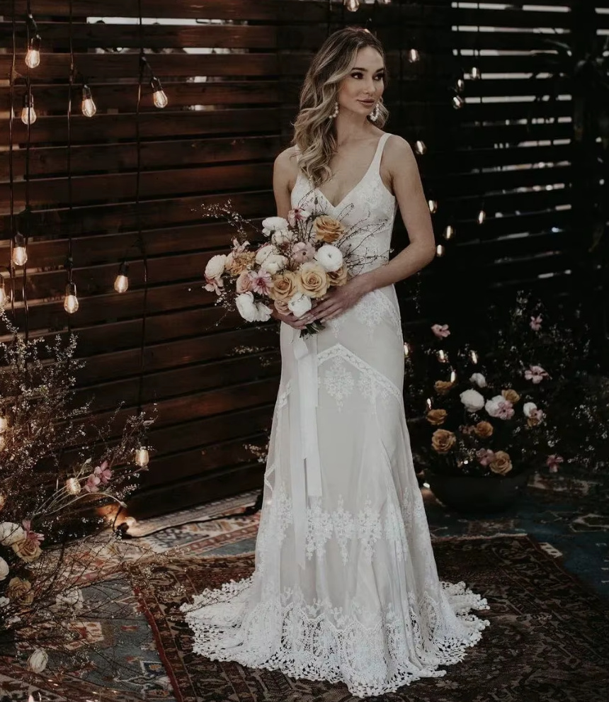 A Linie Boho Brautkleid Eleonora aus Spitze mit Spaghettiträger und&nbsp;Pinselschleppe