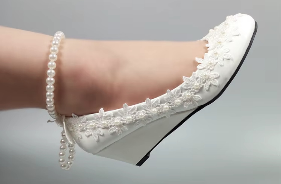 Keil Absatz Brautschuhe Emely mit Spitze und Perlen&nbsp;Riemen