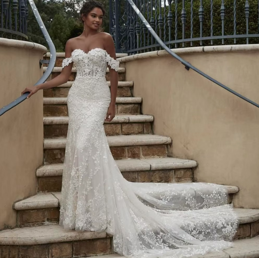 Schulterfreies Fit and Flare Brautkleid Corona aus Spitze mit&nbsp;Schleppe