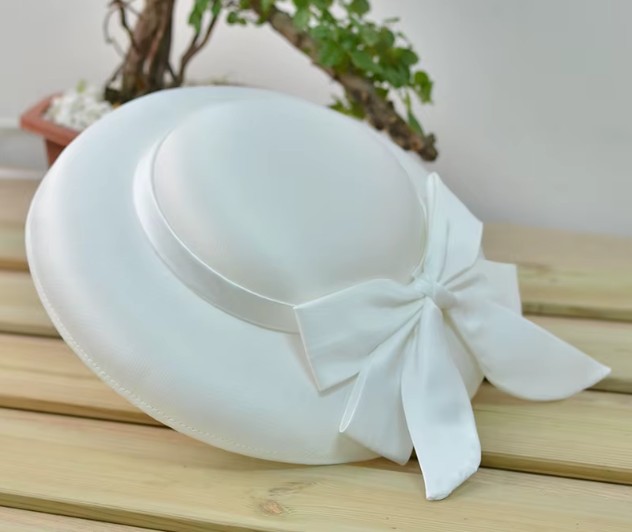 Klassischer Brauthut Ignatia mit&nbsp;Schleife