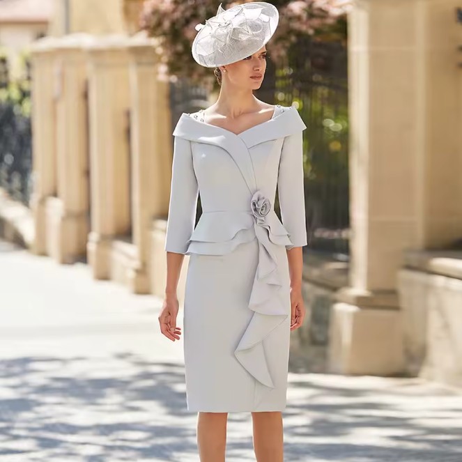 Klassisches Damenkostüm für die Braut in Hellgrau&nbsp;Knielang