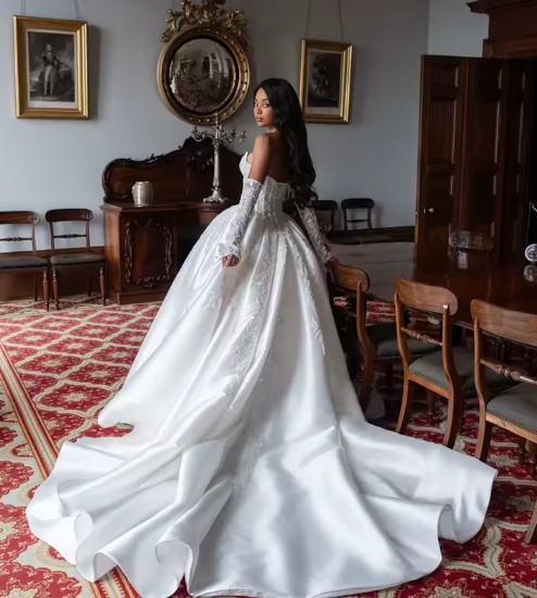 Klassisches Schulterfreies Brautkleid Isamara mit Schleppe