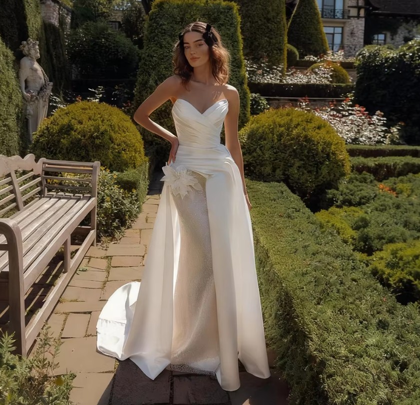 Schulterfreies Brautkleid Ivy mit Schleppe und 3D&nbsp;Blume