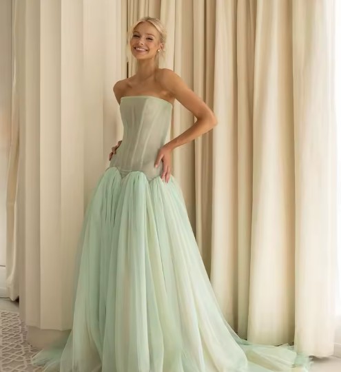 Schulterfreies Tüll Brautkleid Iulia in Hellgrün mit&nbsp;Pinselschleppe