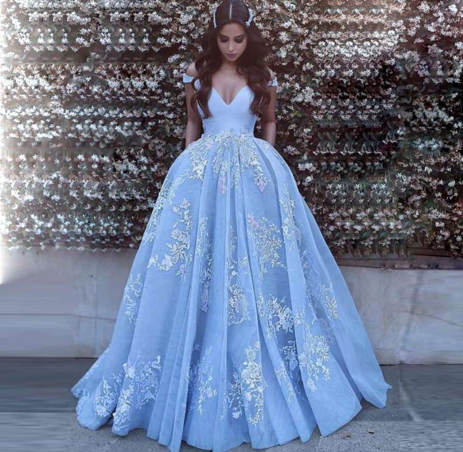 A Linie Brautkleid Belli in Himmelblau mit&nbsp;Stickereien