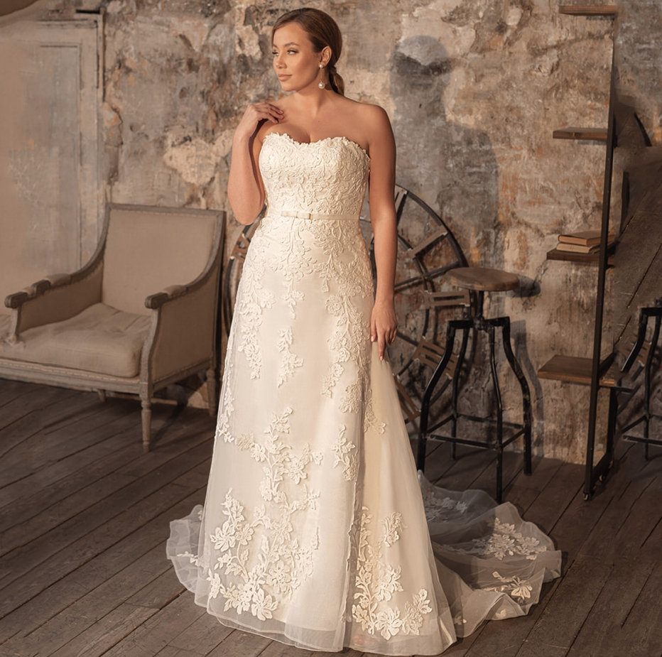 A Linie Brautkleid Chloé mit Bolero Jacke in&nbsp;Champagne