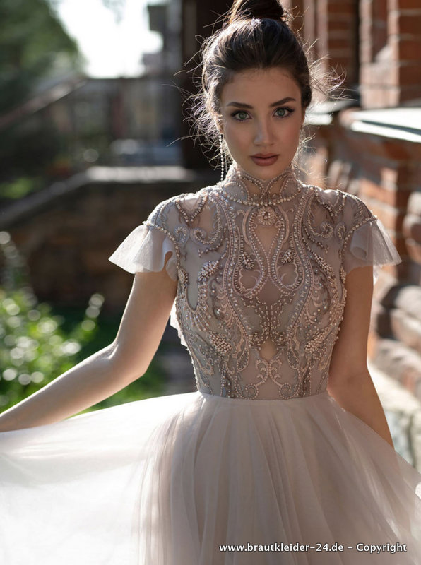 Vintagestyle Brautkleid mit Perlen Stickereien in Champagne