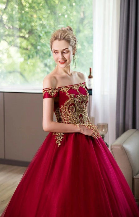A Linie Brautkleid Schulterfrei in Burgundy Dunkerot mit Applikationen in&nbsp;Gold