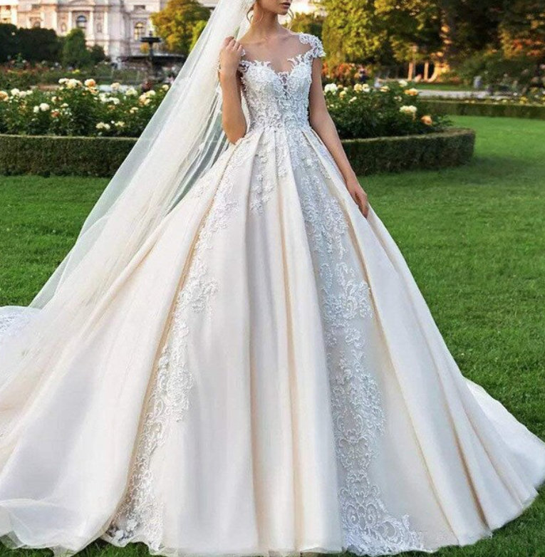 Blanca in Champagne mit Spitze und Schleppe