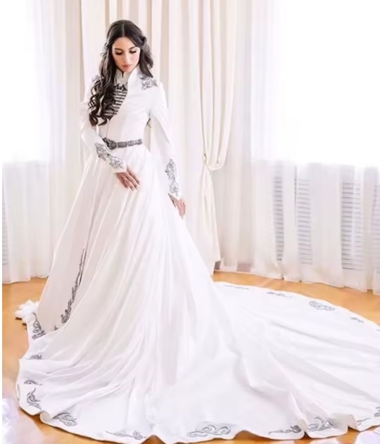 Klassisches Langarm Brautkleid Kalypso mit&nbsp;Stickereien